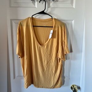 Women’s American Eagle basic v-neck tee. NWT